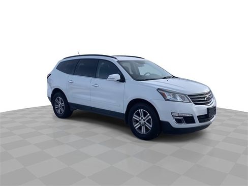 Used 2017 Chevrolet Traverse LT image 2