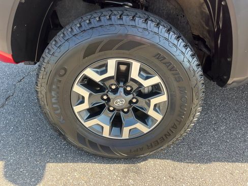 Used 2022 Toyota Tacoma TRD Off-Road w/ Technology Package AWD/4WD image 29