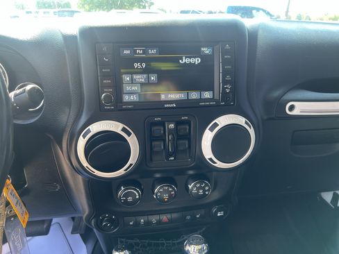 Used 2015 Jeep Wrangler Unlimited Sahara AWD/4WD image 10