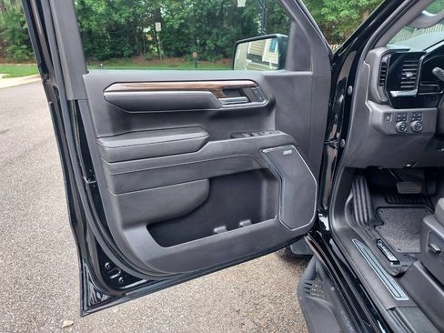 Used 2024 Chevrolet Silverado 1500 LT Trail Boss w/ LT Trail Boss Premium Package AWD/4WD image 11