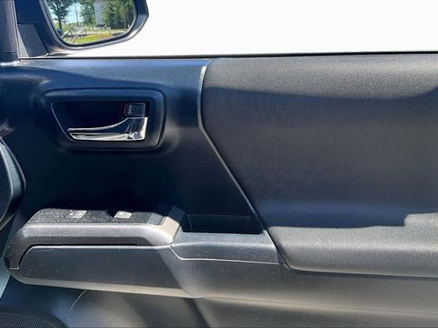Used 2019 Toyota Tacoma TRD Sport AWD/4WD image 22