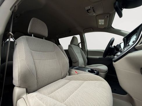 Used 2018 Toyota Sienna LE FWD image 21