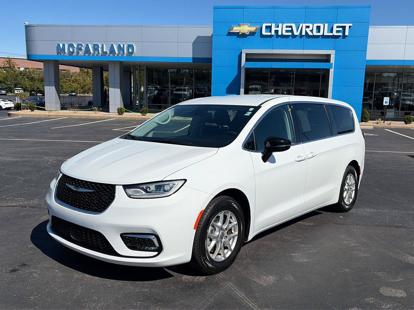 Used 2024 Chrysler Pacifica Touring-L FWD image 1