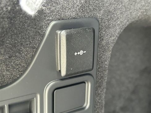 Used 2025 Land Rover Discovery S image 15