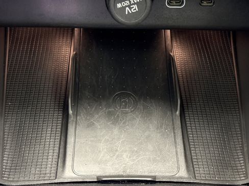 Used 2023 Volvo XC40 B5 Plus image 17