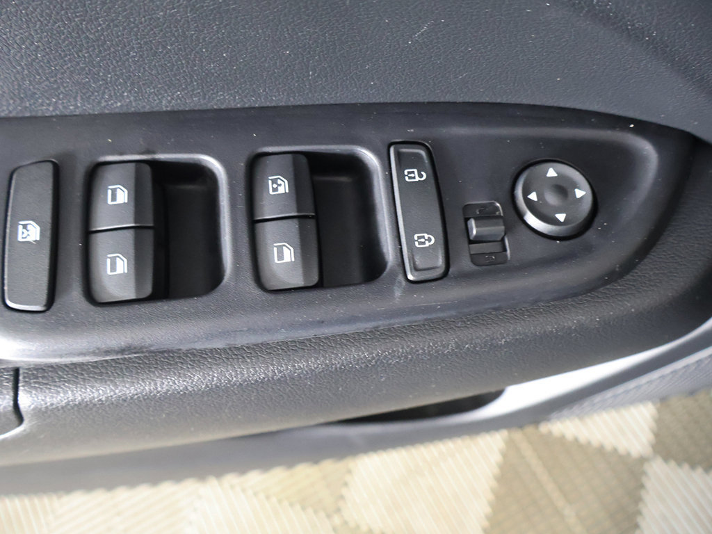 Used 2024 Hyundai Venue SEL FWD image 35