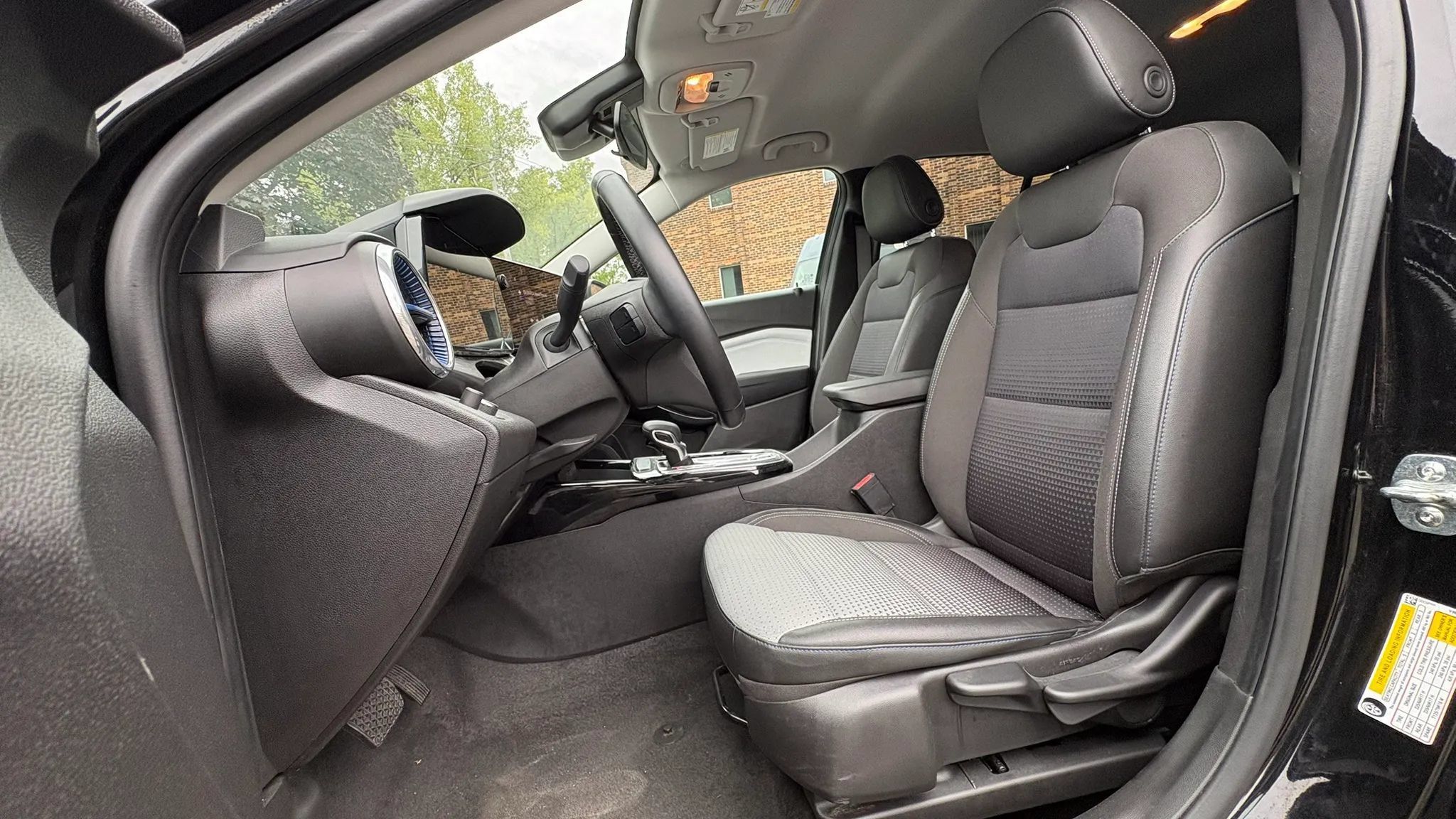 Used 2025 Chevrolet Trax LT w/ LT Convenience Package FWD image 2