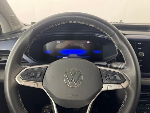 Used 2024 Volkswagen Taos SE w/ Panoramic Sunroof Package FWD image 13