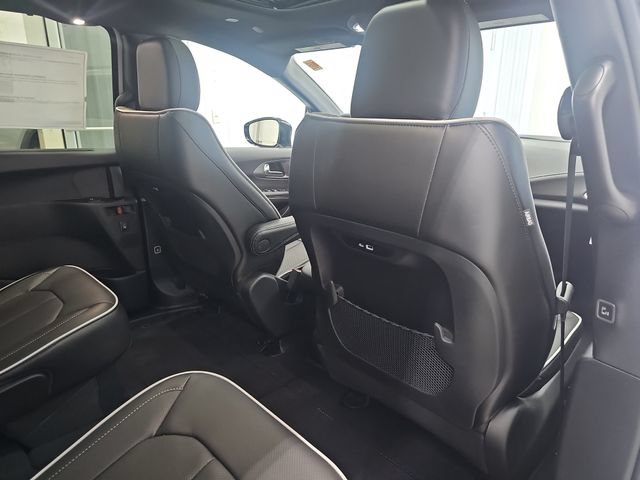 New 2027 Chrysler Pacifica Limited AWD/4WD image 32