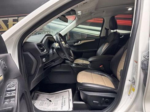 Used 2022 Ford Escape Titanium w/ Titanium Elite Package image 4