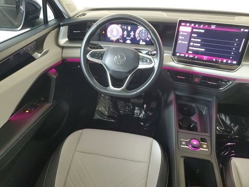 Used 2025 Volkswagen Tiguan SE image 14