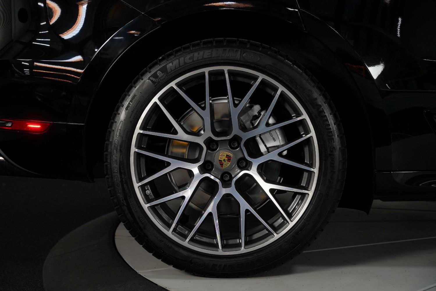 Used 2020 Porsche Macan Turbo AWD/4WD image 23