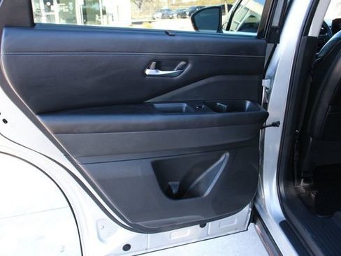 Used 2023 Nissan Pathfinder SL w/ Black Appearance Package image 37