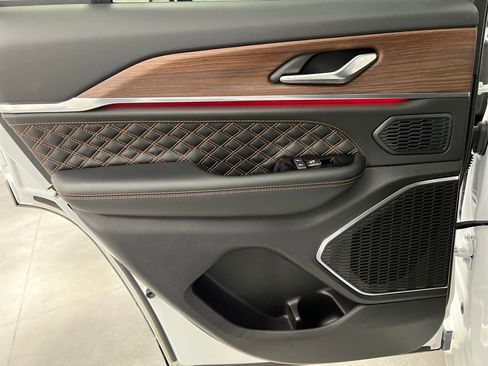 Used 2025 Jeep Grand Cherokee Summit image 16