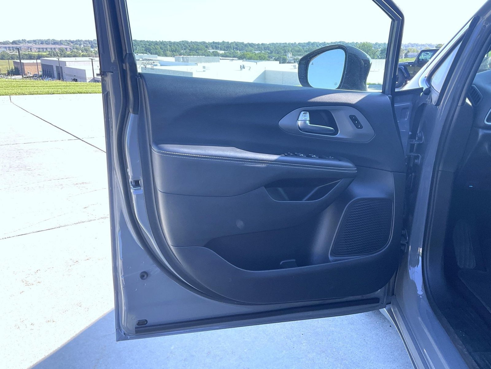 Used 2025 Chrysler Pacifica Select FWD image 10