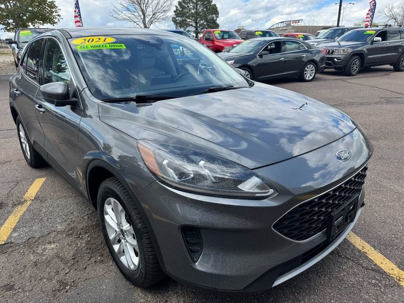 Used 2021 Ford Escape SE image 1