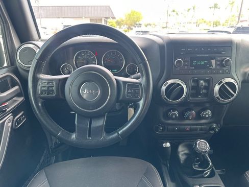 Used 2015 Jeep Wrangler Unlimited Rubicon w/ Connectivity Group AWD/4WD image 17