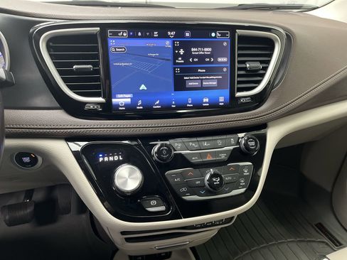 Used 2021 Chrysler Pacifica Touring-L w/ Premium & Safety Sphere Group image 17