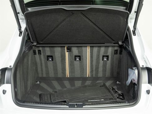 New 2026 Porsche Macan Turbo AWD/4WD image 31
