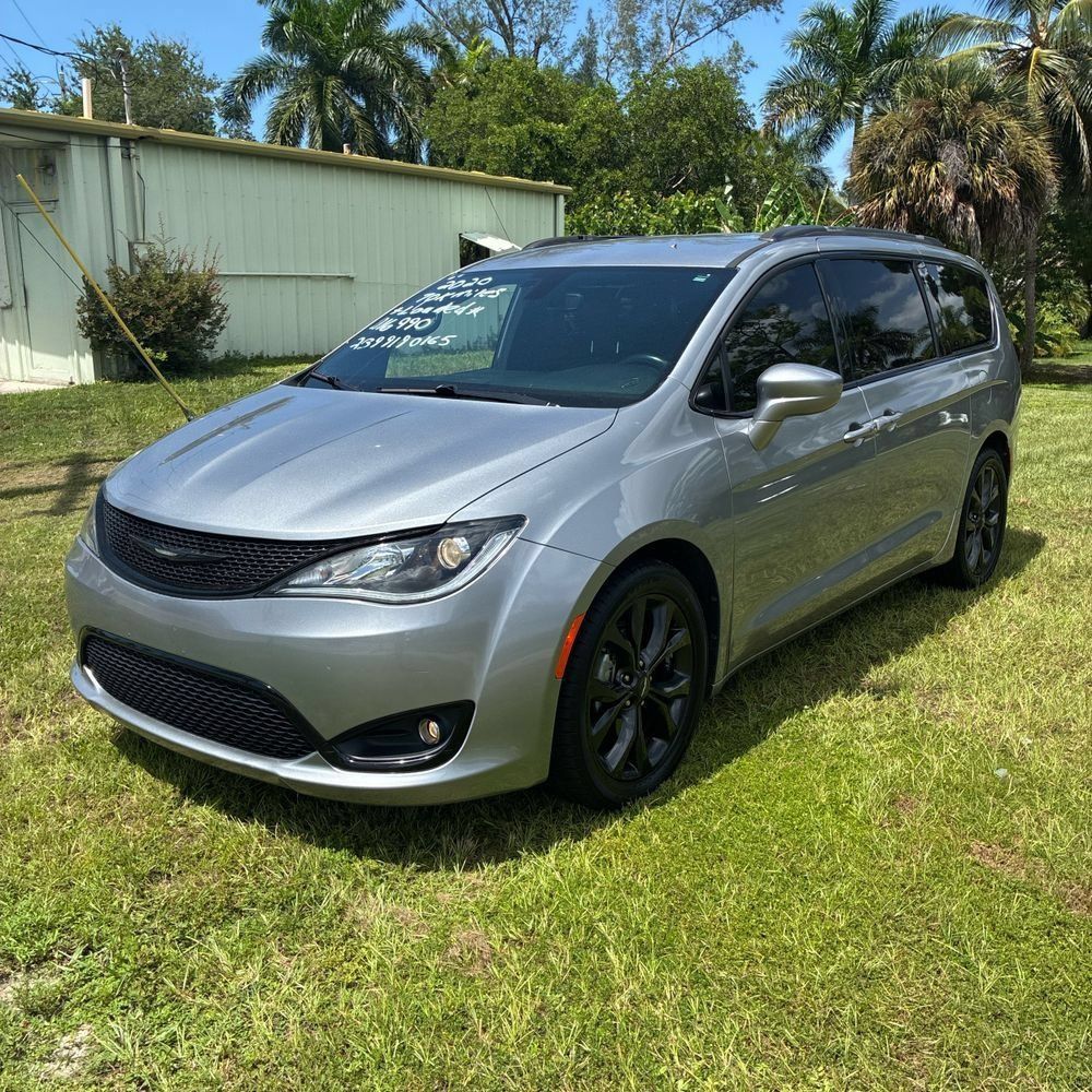 Used 2020 Chrysler Pacifica Touring-L Plus FWD image 2