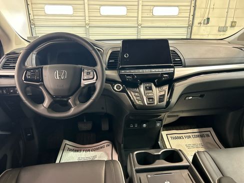 Used 2025 Honda Odyssey Touring image 4