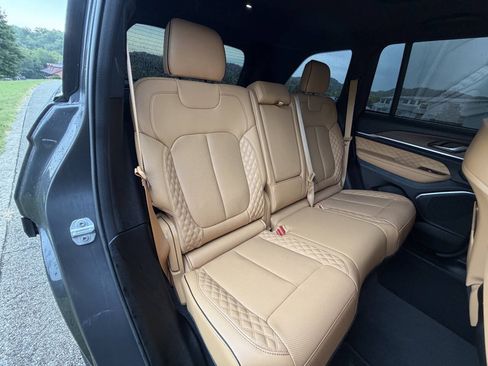 Used 2022 Jeep Grand Cherokee Summit w/ Luxury Tech Group V AWD/4WD image 19
