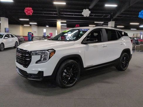 Used 2024 GMC Terrain SLE w/ Driver Convenience Package FWD image 8