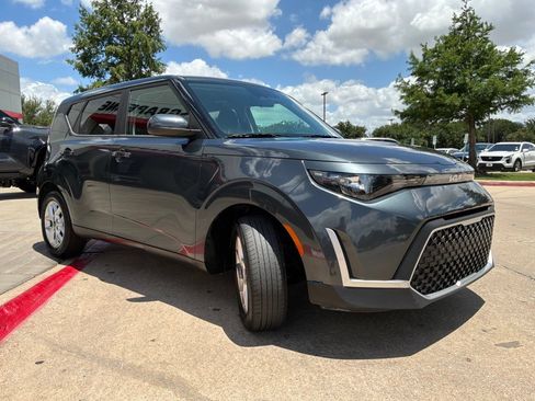 Used 2025 Kia Soul LX w/ LX Technology Package FWD image 4