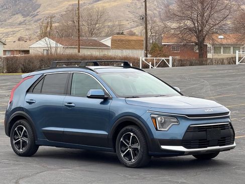 Used 2024 Kia Niro EX image 3