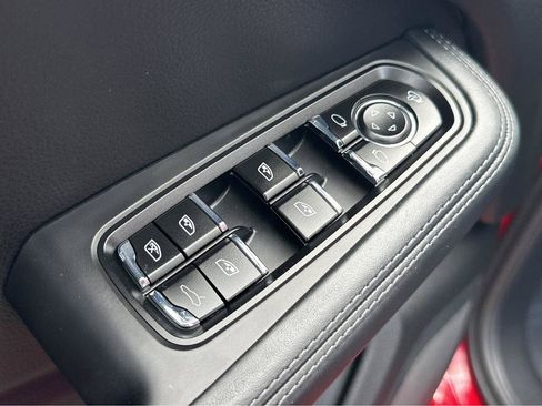 Used 2024 Porsche Macan w/ Premium Plus Package AWD/4WD image 33