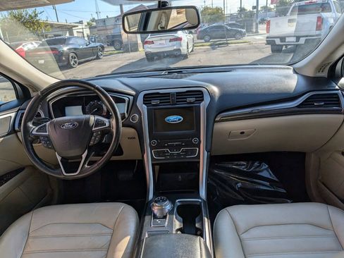 Used 2017 Ford Fusion SE w/ Fusion SE Technology Package image 14