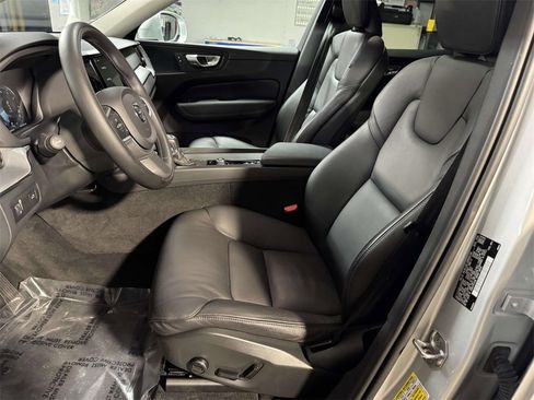 Used 2021 Volvo XC60 T5 Momentum w/ Advanced Package image 4