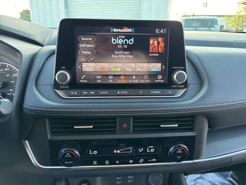 Used 2025 Nissan Rogue SV FWD image 17