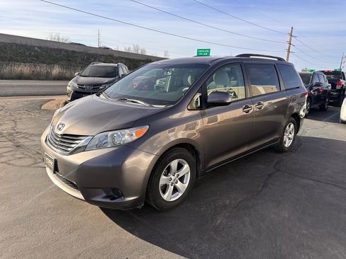 Used 2013 Toyota Sienna LE image 2