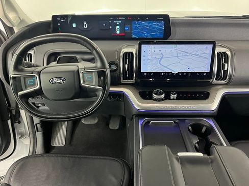 Used 2025 Ford Expedition Platinum image 13