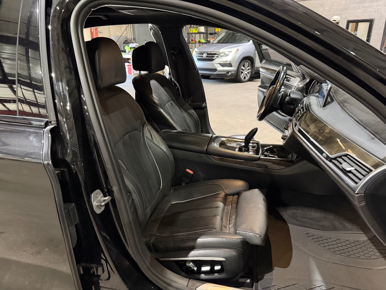Used 2016 BMW 750i xDrive AWD/4WD image 27