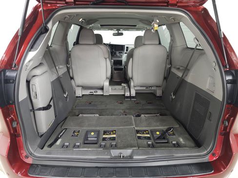 Used 2017 Toyota Sienna XLE w/ XLE Navigation Package FWD image 7