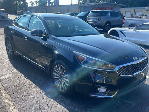 Used 2017 Kia Cadenza Premium w/ Luxury Package FWD image 5