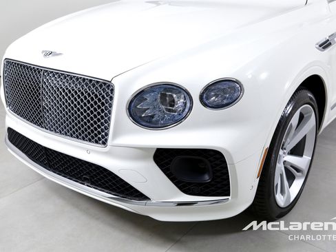 Used 2023 Bentley Bentayga Plug-In Hybrid image 36