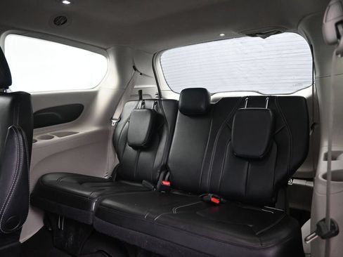 Used 2023 Chrysler Pacifica Touring-L FWD image 25