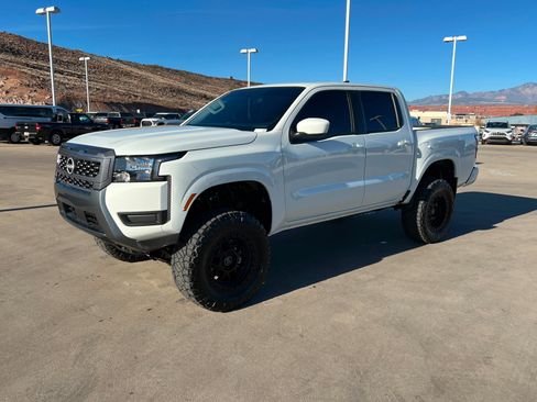 Used 2025 Nissan Frontier SV image 1