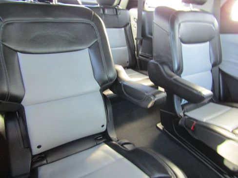 Used 2023 Ford Explorer XLT w/ Equipment Group 202A image 3