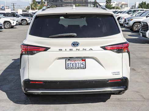 Used 2021 Toyota Sienna Limited image 8