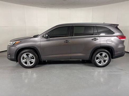 Used 2017 Toyota Highlander Limited w/ Carpet Mat Package FWD image 5