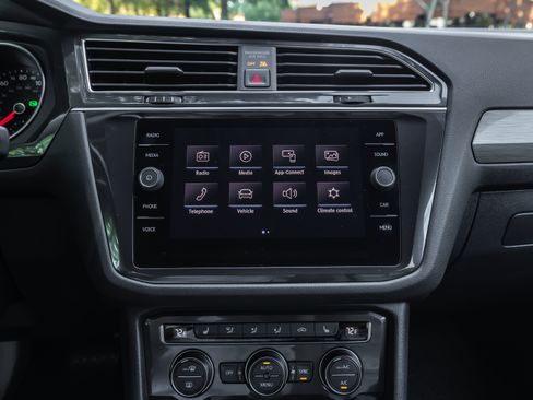 Used 2018 Volkswagen Tiguan SE FWD image 9