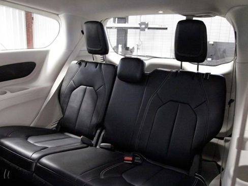 Used 2024 Chrysler Pacifica Touring-L image 18