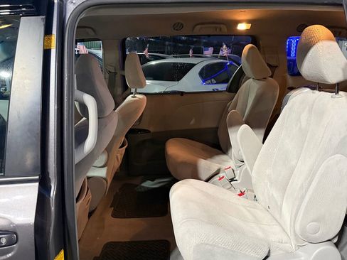 Used 2012 Toyota Sienna LE image 10