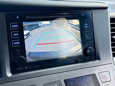 Used 2016 Toyota Sienna SE Premium image 15