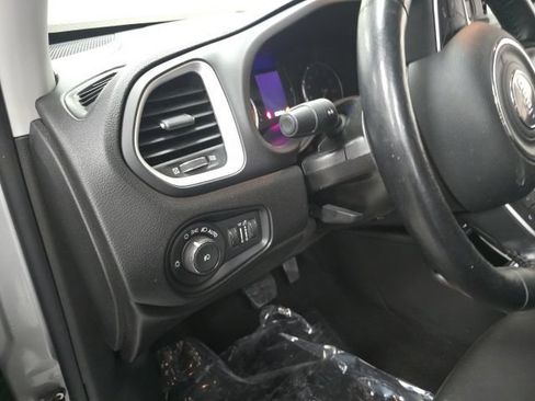 Used 2019 Jeep Renegade Latitude w/ Cold Weather Group AWD/4WD image 13