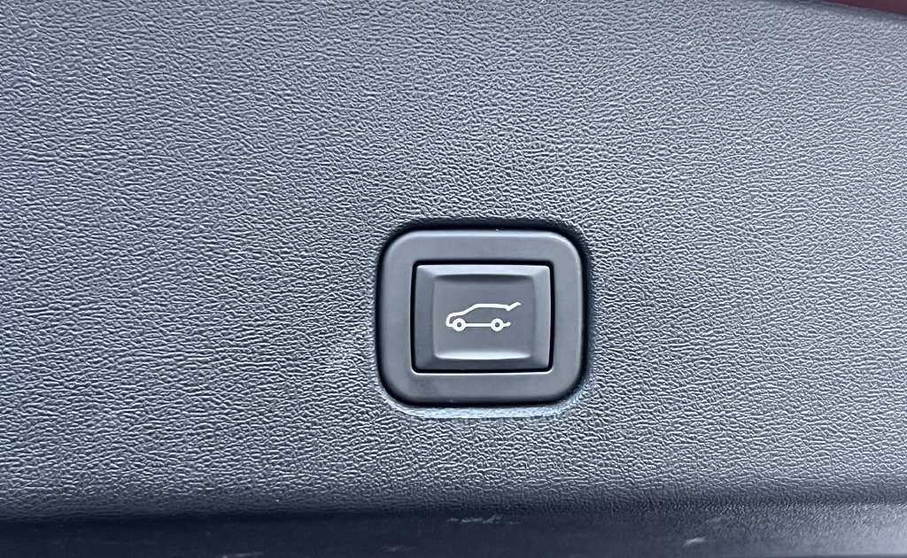 Used 2025 Cadillac Optiq Sport 2 w/ LPO, Floor Liner Package AWD/4WD image 18